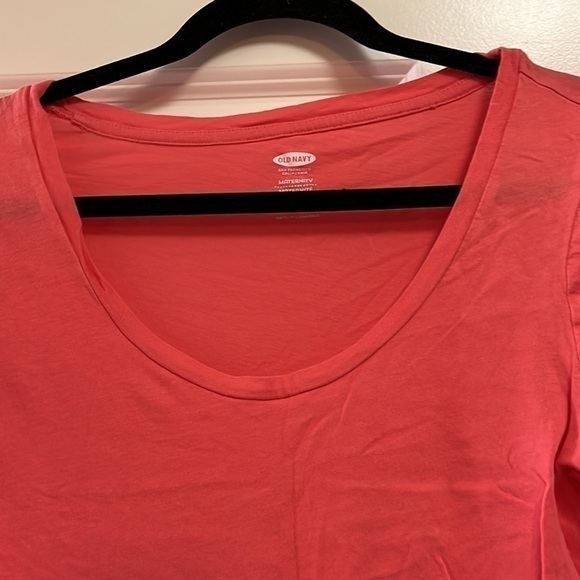 Old Navy Maternity tee top size medium EUC. Length 26”. - Picture 3 of 6